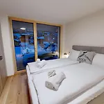 Alphubel Peak Апартаменти *