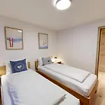 Alphubel Peak Апартаменти